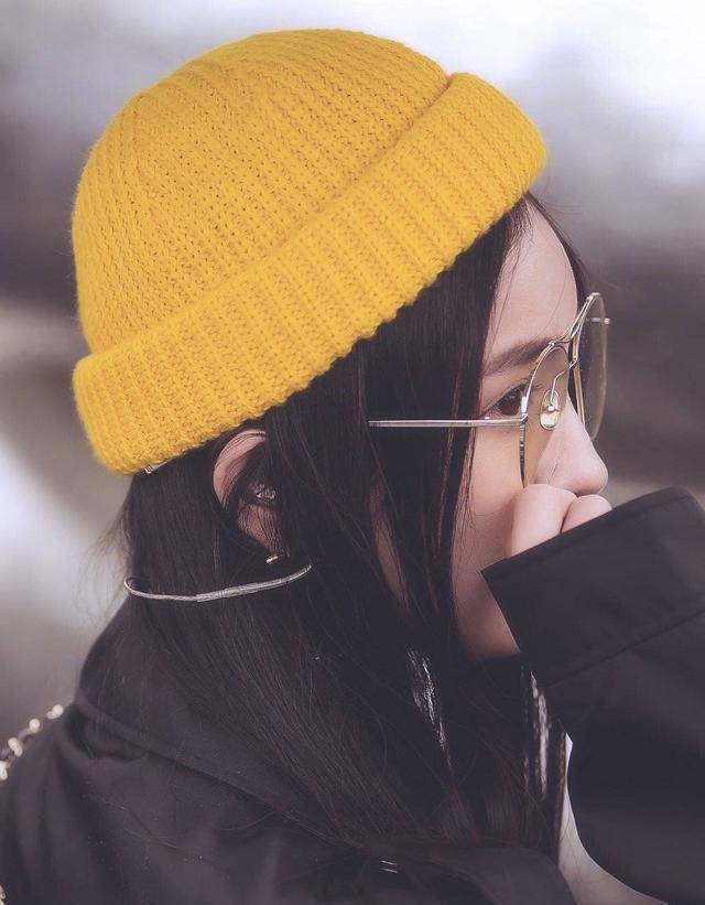 杨幂新自拍秀小黄帽,3张图片看起来有啥不一样,皮一下很可爱_戴帽子