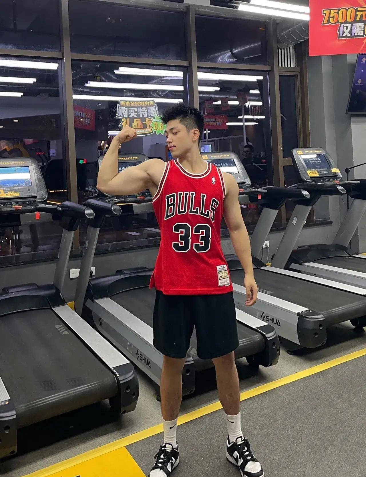 肌肉之美:健身房里的帅哥魅力_杰克_身材_训练