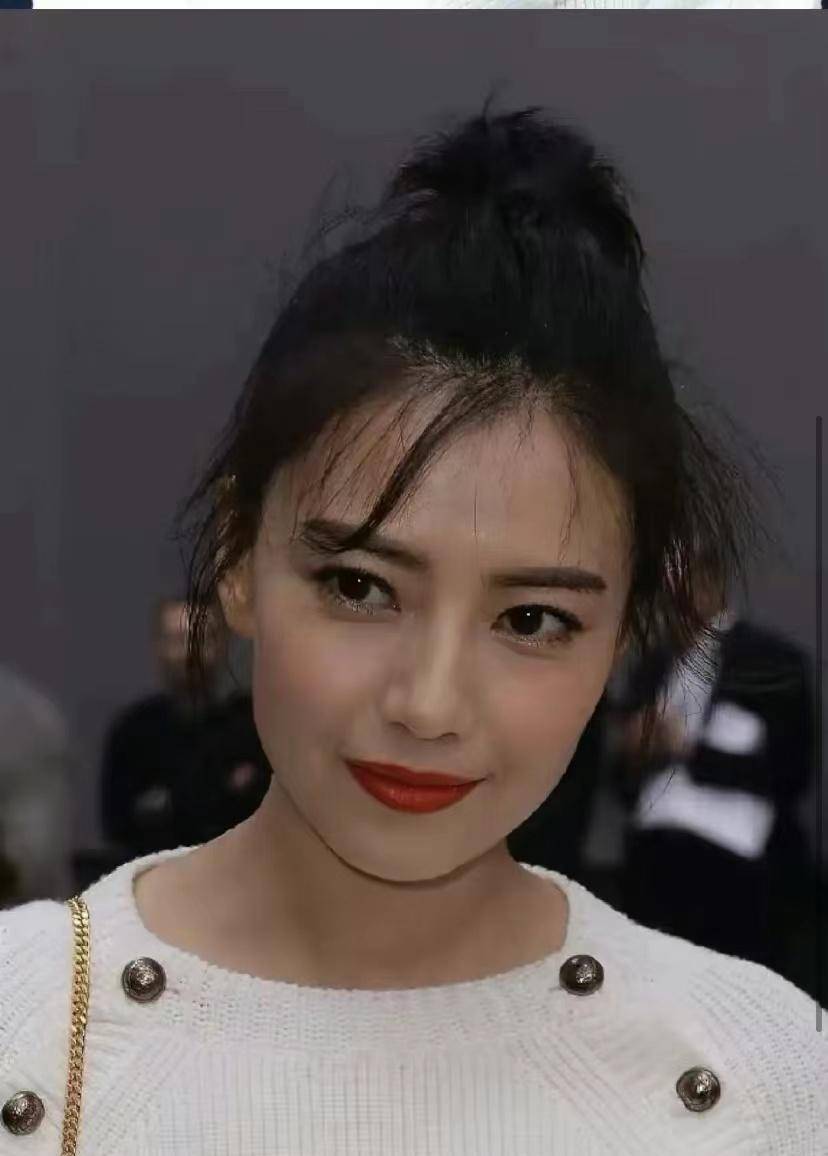 魅力不掩饰:当"国民女神"高圆圆在高清镜头前实际表演_一面_白色_化妆