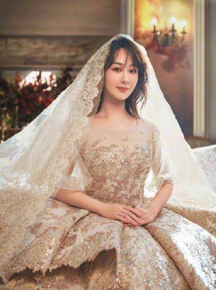 杨紫新代言换新形象,大胆挑战深v婚纱_造型_云雾_气质