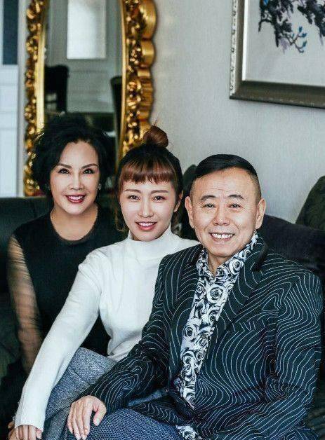 潘长江和女儿一家去度假,和女婿走在一起,远看像情侣?_潘阳_石磊_网友