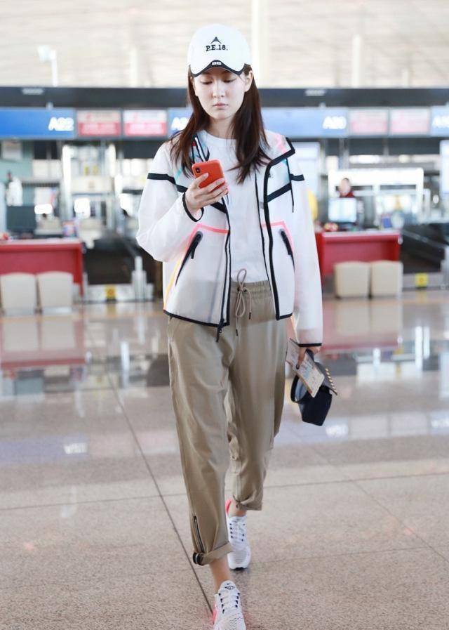 乔欣穿着的服装就很是不同,通过衣服就能可扩展出身体的优越感,在选择