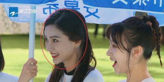 baby玩水上游戏,露出真实颜值,这确定是31岁的皮肤状态?