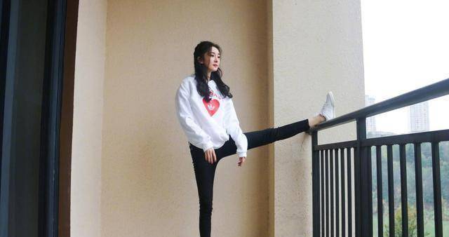 每天5分钟瑜伽下腰 扭转,练腿又瘦腰,练出小蛮腰大长腿妥妥的_杨幂_体