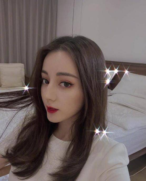 迪丽热巴绿洲晒出自拍,穿紧身衣搭工装裤又美又飒_照片_身材_五官