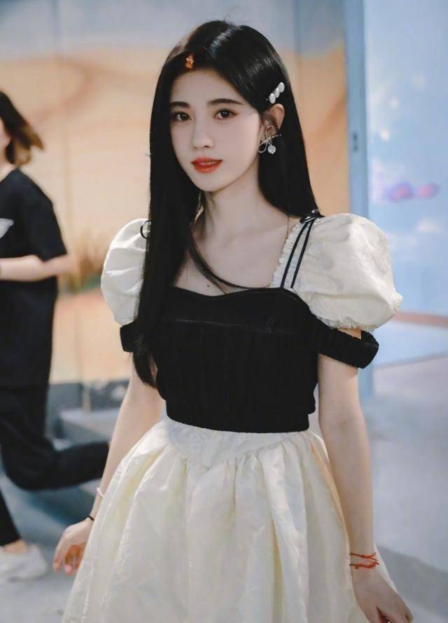 鞠婧祎创4路透图:绿色短裙配珍珠项链白外套尽显温柔_体重_杨幂_因为