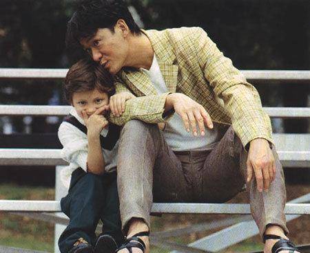 周华健为31岁混血儿子庆生,爱子长发蓄胡粗犷,网友:父子不像_周厚安