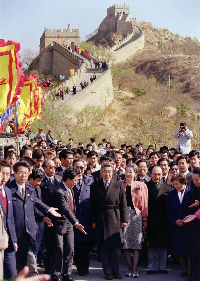 明仁天皇访华照片:在西安碑林找自己年号,与皇后美智子游览长城_中国