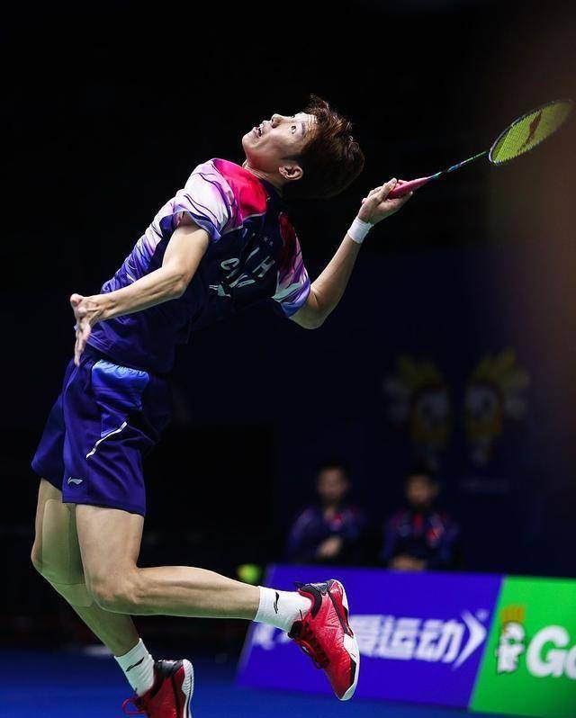 但是男双世界冠军李俊慧独木难支,面对郑思维王懿律的强强炮轰,也是束