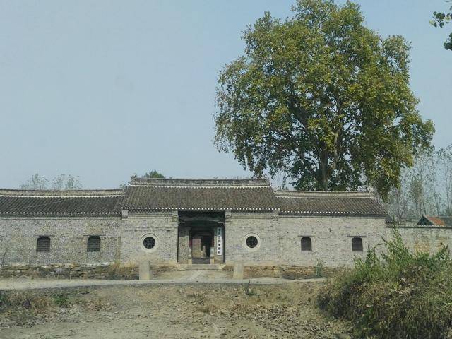 后来,大地主李梦庚勾结官府霸占土地达20万亩,分布在今皖豫的霍邱