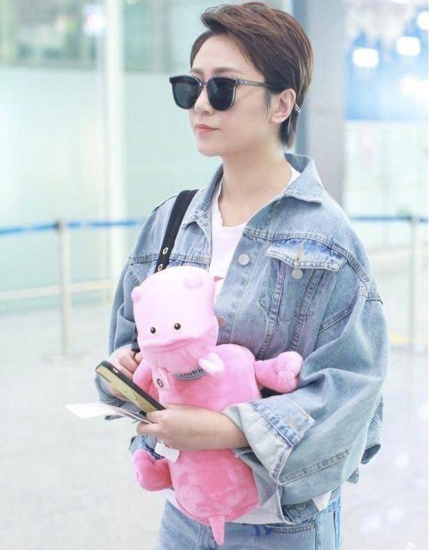 马丽当妈后更青春了?一身牛仔元素活力减龄,短发清爽时尚_易卜生_戏剧