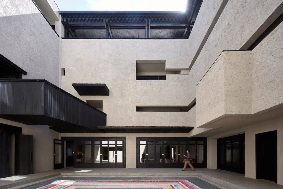 藏式民居的日子,他们生活在皑皑雪山之中,喝白色奶,奉献白色哈达,住房