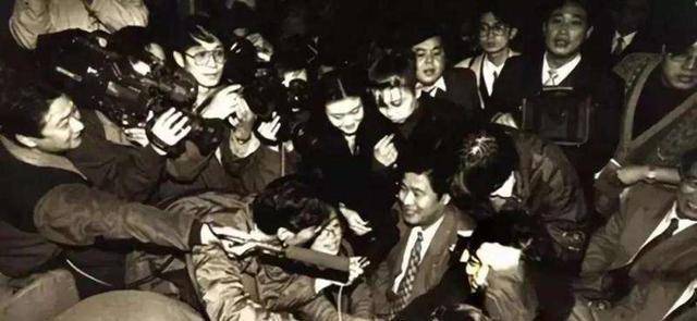 时任秦池酒厂掌门人姬长孔接受记者采访谢幕当记者问姬长孔,秦池这个