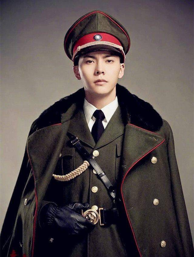 吴亦凡一身军装身姿挺拔,裤子松松垮垮,穿着大马靴,也并没有拉低身高