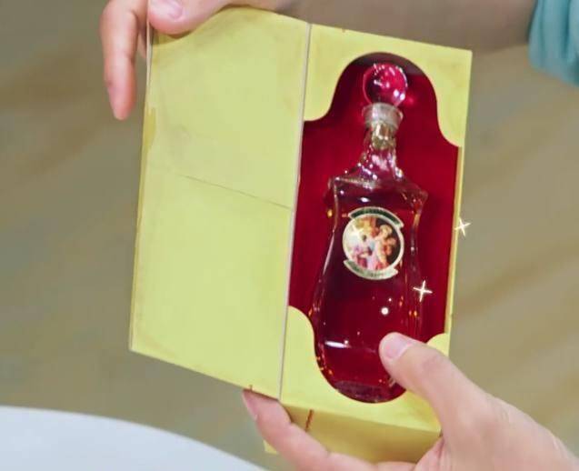 戚薇一冰箱的香水堪称古董级别,网友:贫穷限制了我的想象!