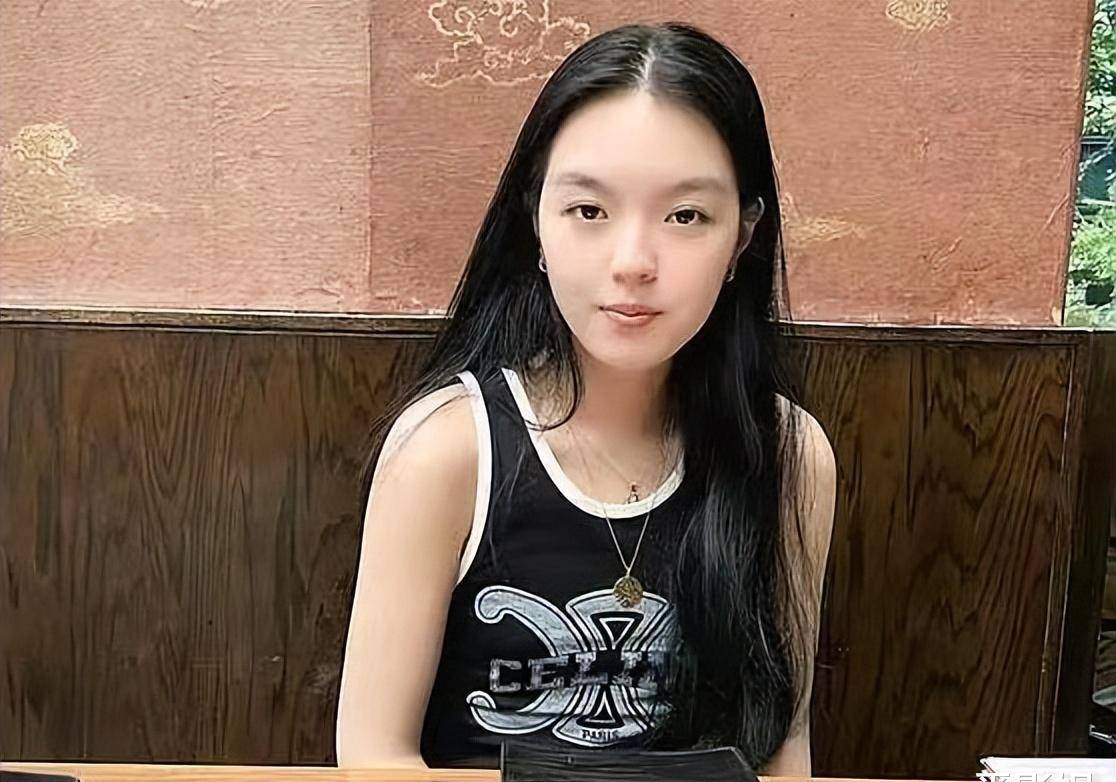 李咏21岁女儿官宣出道,精通5国语言,网友:这名字听着真别扭!