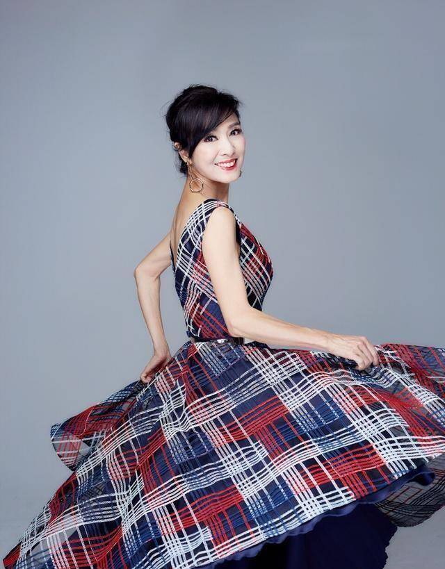 米雪是一代经典一代女神,年轻时的她美得很惊艳!_角色_香港_殷素素