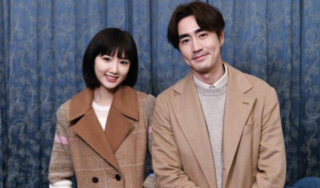 杨玏王玉雯挽手搂腰,疑似恋情实锤,网友却直呼:"此女不靠谱"_胡波