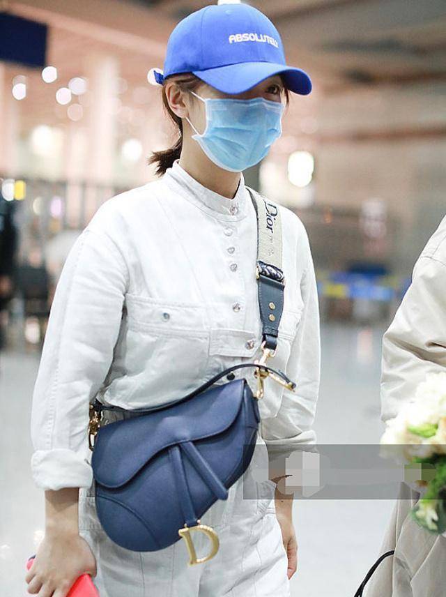 杨紫低调现身机场,连体裤造型清新利落,变身可爱的"超级玛丽"_白色