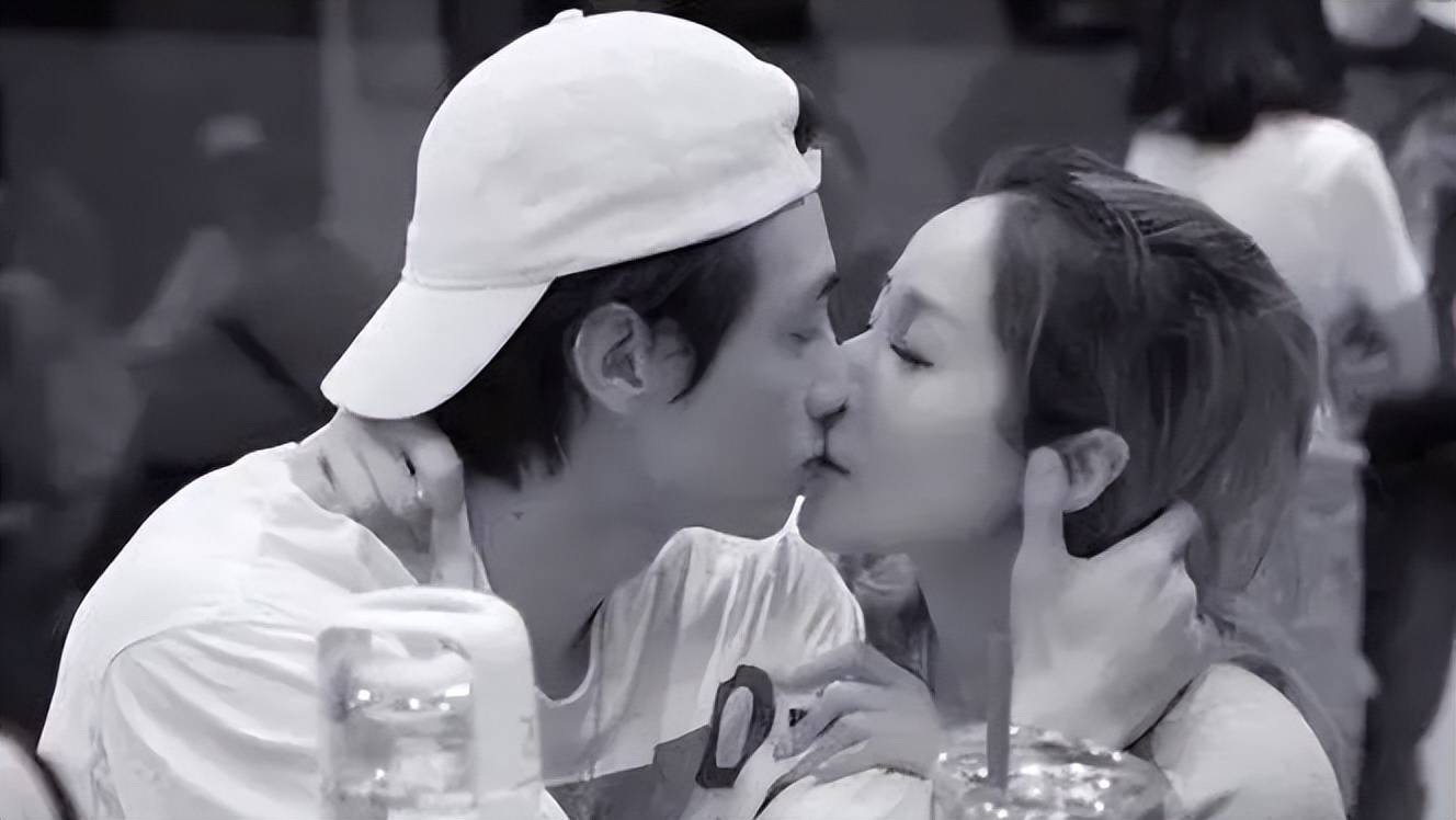 43岁萧亚轩面黄肌瘦,脸部凹陷,香肠嘴,疑被掏空_黄皓_男友_狗狗