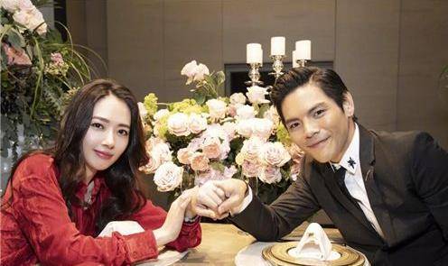 杨丞琳承认与李荣浩领证,微博透露16年两人就将对方当成家人!