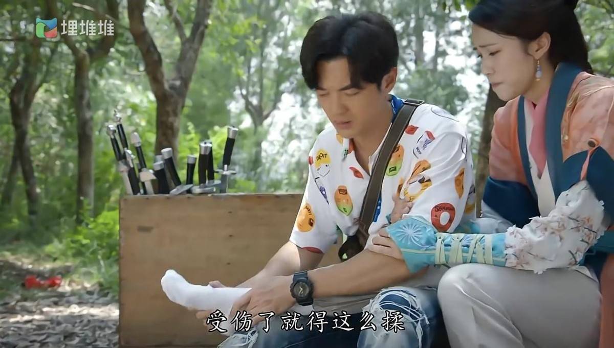 在看到叶敏敏做替身武打演员扭伤脚后,方浩东会心疼地制止她再做危险