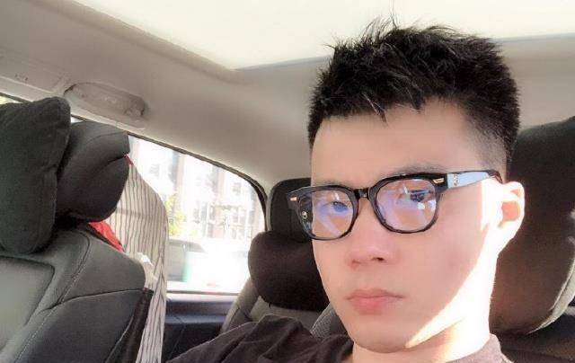 黄毅清炫富遭到网友吐槽,周立波发文力挺:富二代他爸值得尊敬!