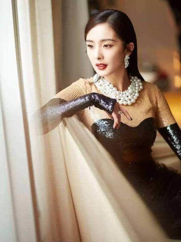杨幂这招黑体质绝了,得奖被质疑受伤被喷炒作,网友:放过她吧!