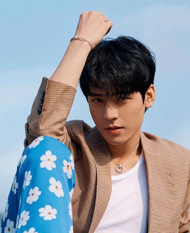 龚俊四个月三组不同风格时尚大片,可酷可真可暖,你喜欢的他都有_眼神