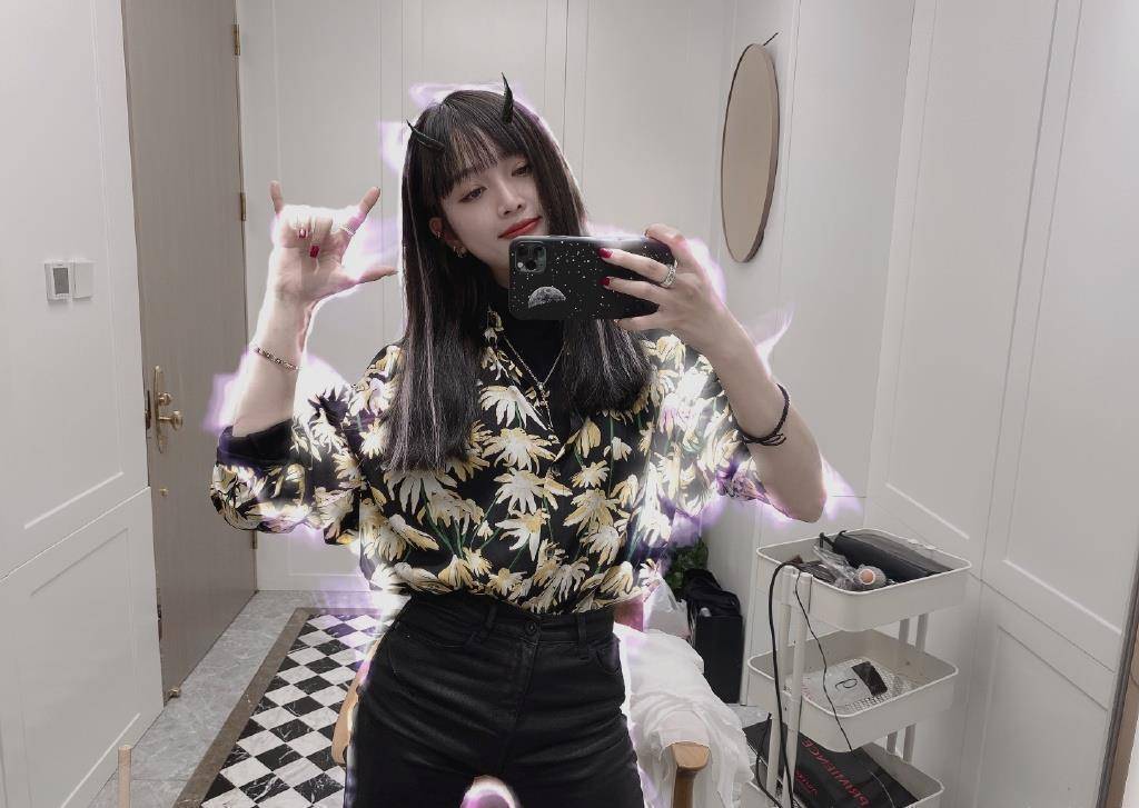 杨超越吴宣仪同穿鸳鸯鞋,一个穿成一米五,另一个腿长一米八_黑色_西装