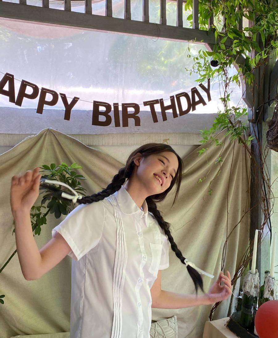 欧阳娜娜身穿黑色挂衣身材好,双手保持身材光滑迷人,皮肤细腻无瑕