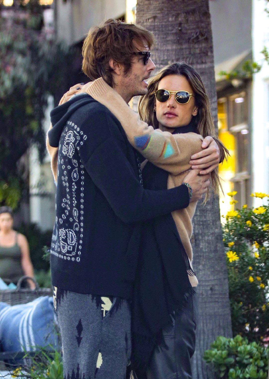 亚历山大·安布罗休和男友接吻秀恩爱,很浪漫,男友比她更像模特_裤子