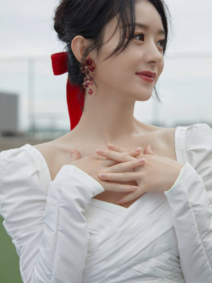 赵丽颖不愧为拼命三娘,拍新剧身材又暴瘦,蝴蝶结白裙少女感十足_白色