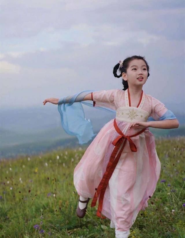 阿拉蕾:4岁赚钱养弟弟,在缺爱的环境带泪成长,现状却令人心疼_董力