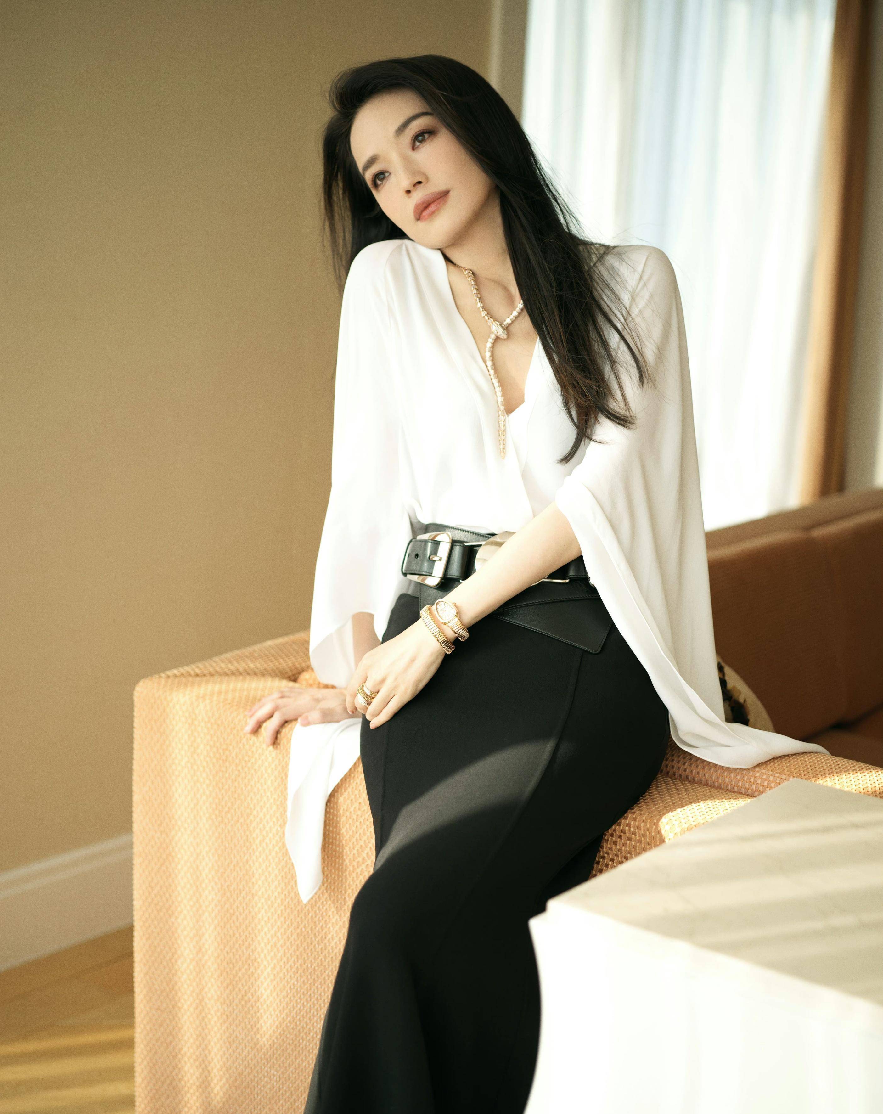 46岁的舒淇状态很好!叠搭玩出新花样,休闲又时尚_造型_牛仔裤_黑色