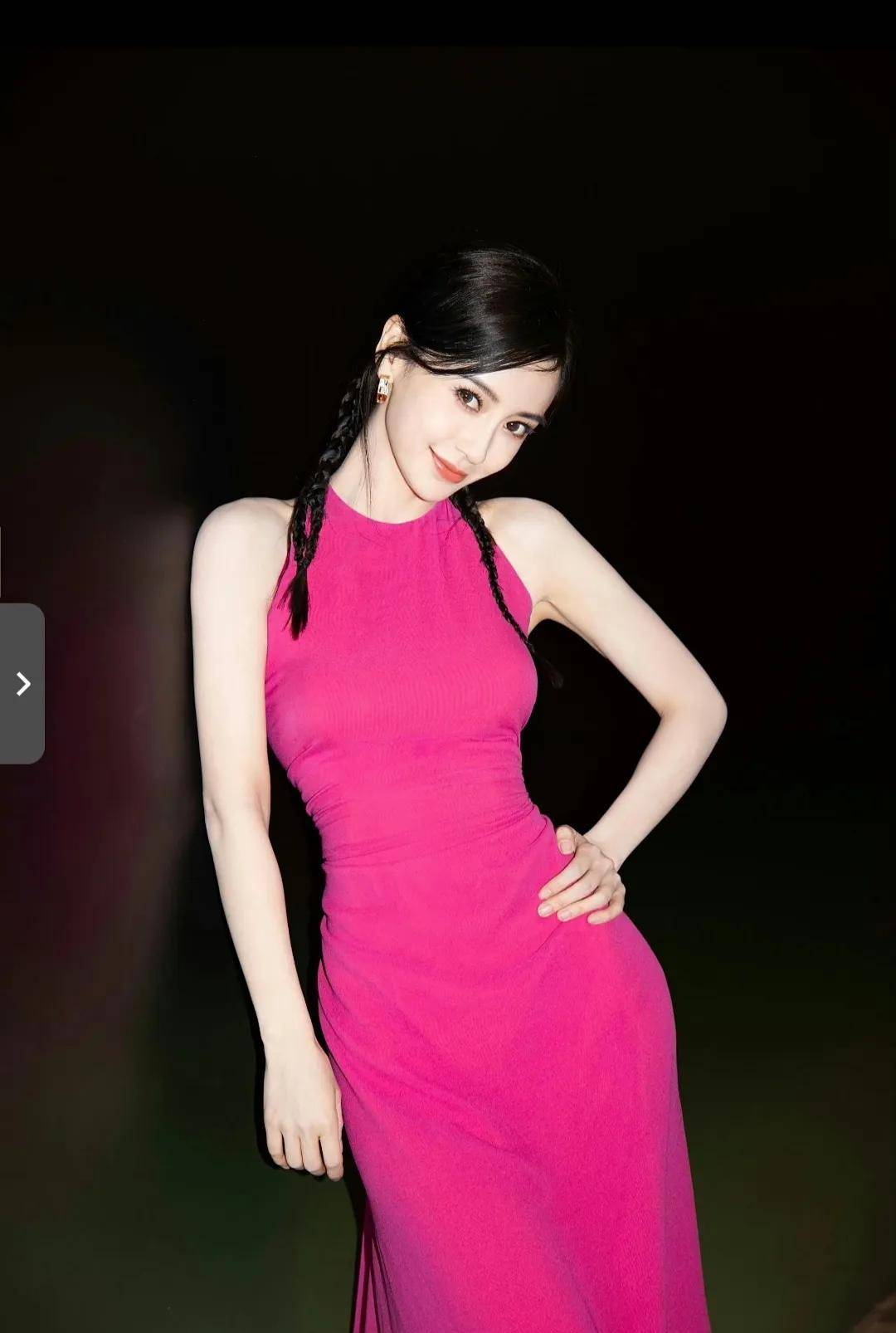 angelababy身材比例完美绝伦!玫红挂脖长裙显瘦显高,让人疯狂!