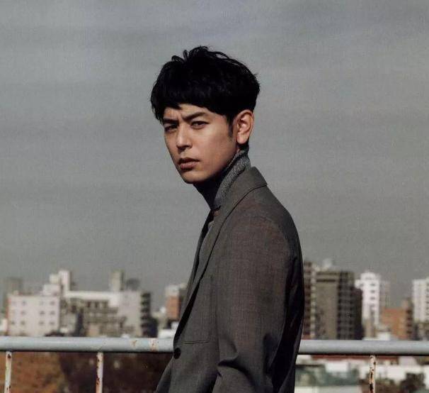 而这位男神,以往的形象可是这样的:妻夫木聪,活脱脱一个地主家的傻