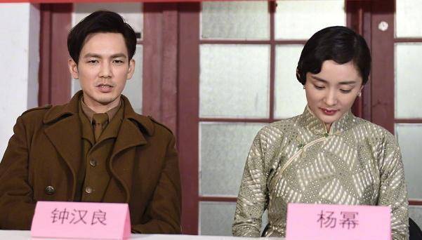 杨幂穿旗袍首亮相,有谁注意到钟汉良的手?