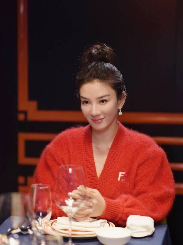 黄奕晒女儿庆生照,母女相拥很甜蜜,网友:还是像父亲,可惜了_感情_因为