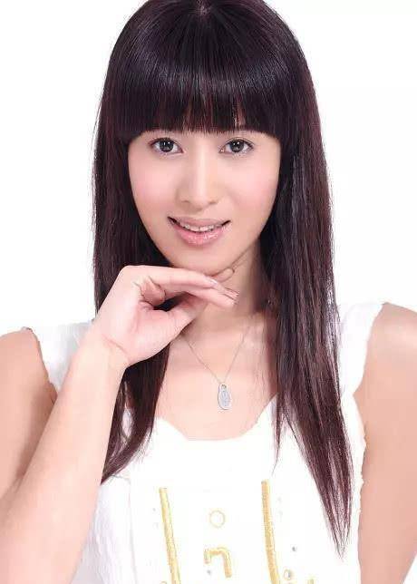 她颜值不输刘晓庆,最美扈三娘少女感十足,今53岁未婚美了一辈子_郑爽