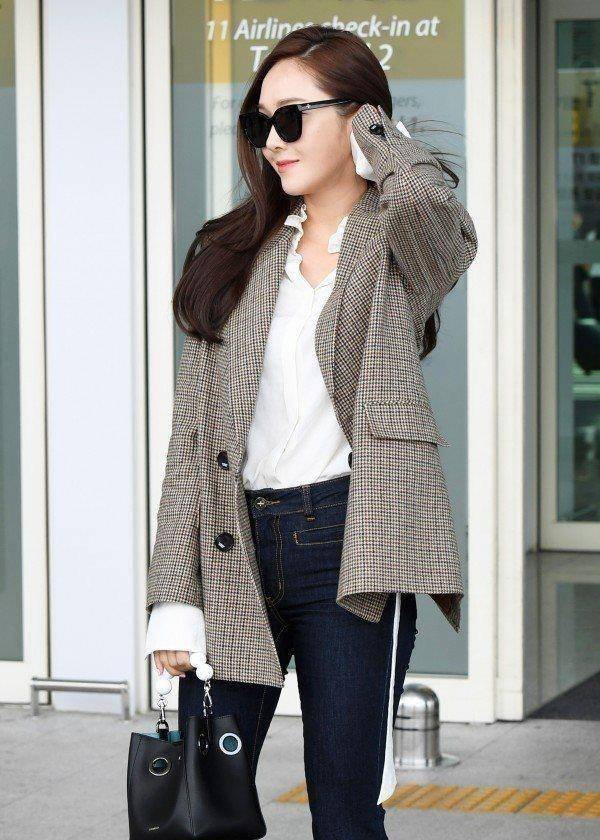 秋冬之际,郑秀妍竟穿上了呢子大衣,要温度也要风度_黑色_姿势_明星