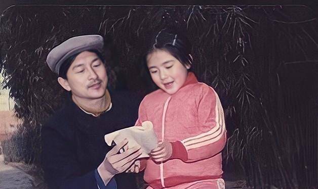 谢娜官方网粉丝群刻意修补了谢娜童年的照片,发话谢娜之后别再发糊图.