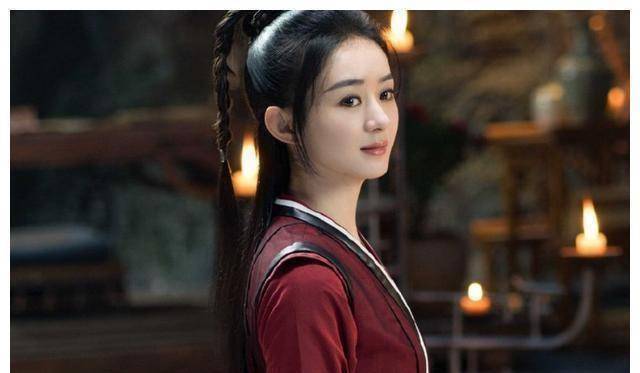 有翡杀青大家都抱着花,谁注意赵丽颖拿的东西,这才是敬业的样子_剧本