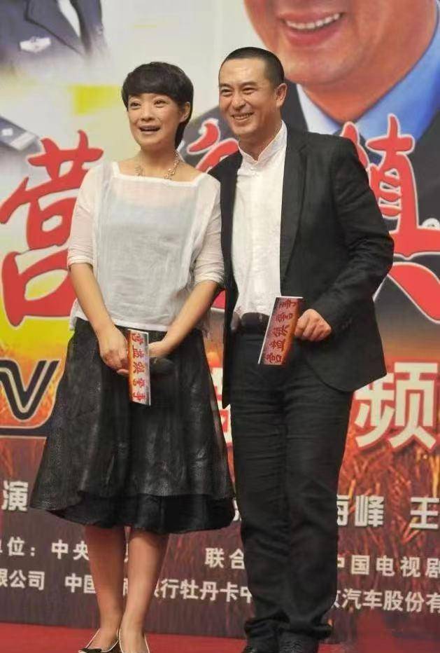 张嘉译一脸痴笑,王海燕长相甜美穿公主裙,把老公是稳稳拿捏住了_穿着