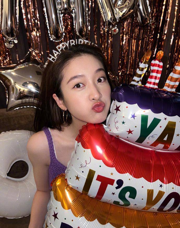 张雪迎晒生日美照,小嘴可爱,打扮成初恋