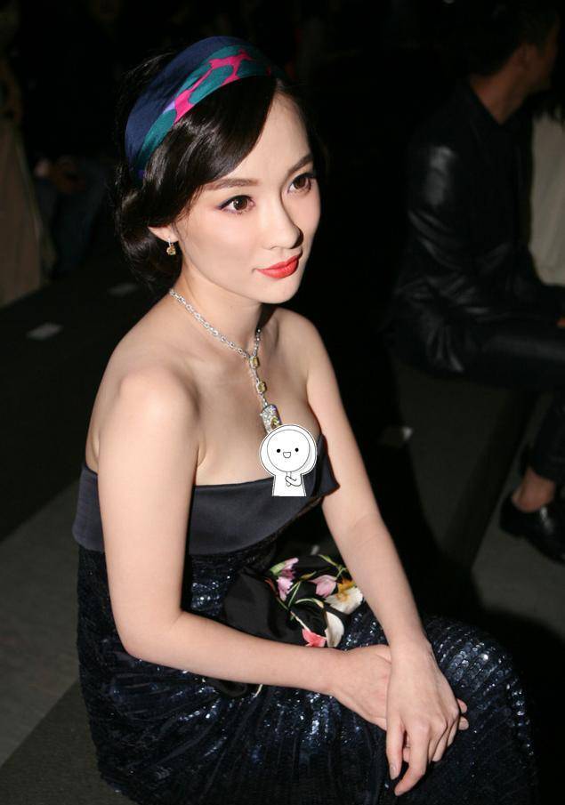 霍思燕豁出去了!穿黑色紧身抹身材裙被众人"围观",胆子大还自信