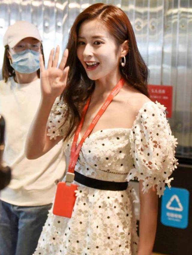 颖儿终于成为妻子的"骄傲",生照镜头下的他显得年轻_发型_时尚_衣服