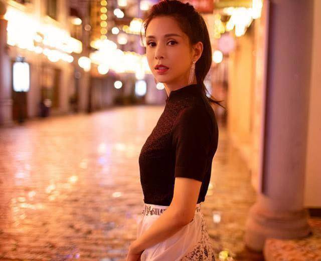 小龙女李若彤晒美照,年过半百仍活力满满,街边凹造型堪比少女