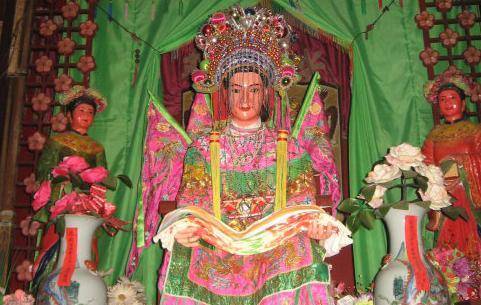 多年了,庙中供奉的人冼夫人是中国历史上第一位巾帼英雄——冼太夫人