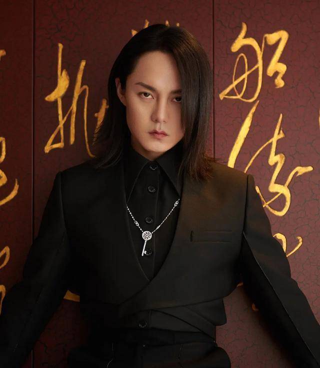 尹正的状态似乎还可以,整个人瘦了不少,脸部看起来很精致,发型虽然不